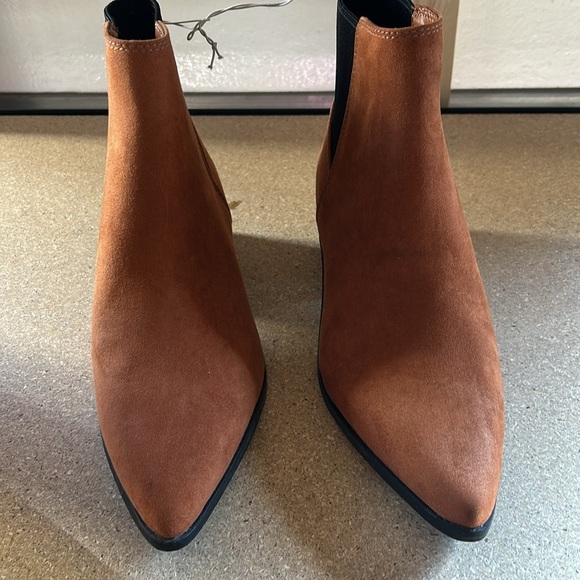 A New Day ankle boots. NWT. Brown and black. Low heel. size 7.5 - Picture 3 of 6